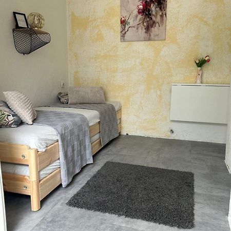 Hotel Soba Za Odmor P&E Kaštel Štafilić Esterno foto